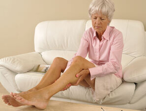 Bild zu Fehldiagnose - Beinschmerzen sind nicht immer ein Fall für Orthopäden