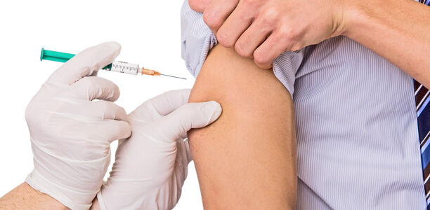 Bild zu Corona-Impfung:  - Ältere Menschen und chronisch Kranke sollten sich impfen lassen