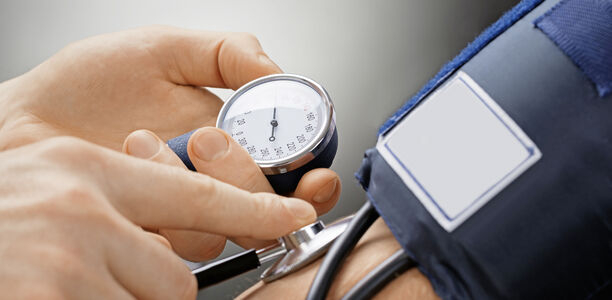 Bild zu #entdeckergesucht - Neue KfH-Patientenbroschüre „Bluthochdruck erkennen. Nieren schützen.“