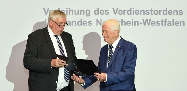 Bild zu Ehrung - Professor Helmut Schatz erhält Verdienstorden des Landes NRW