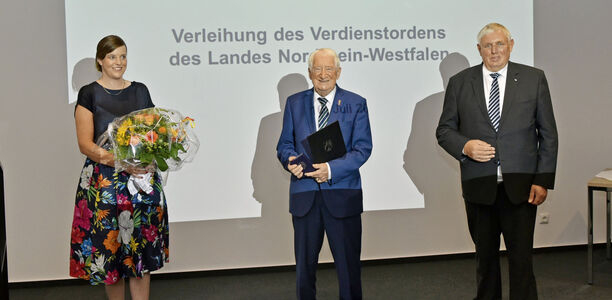 Bild zu CEDA/FID - Professor Dr. med. Dr. h.c. Helmut Schatz erhält Verdienstorden des Landes Nordrhein-Westfalen