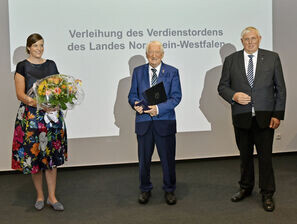 Bild zu CEDA/FID - Professor Schatz erhält Verdienstorden des Landes NRW