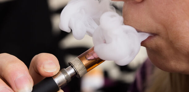 Bild zu Streitpunkt E-Zigaretten - Deutsche fordern besseren Nichtraucherschutz